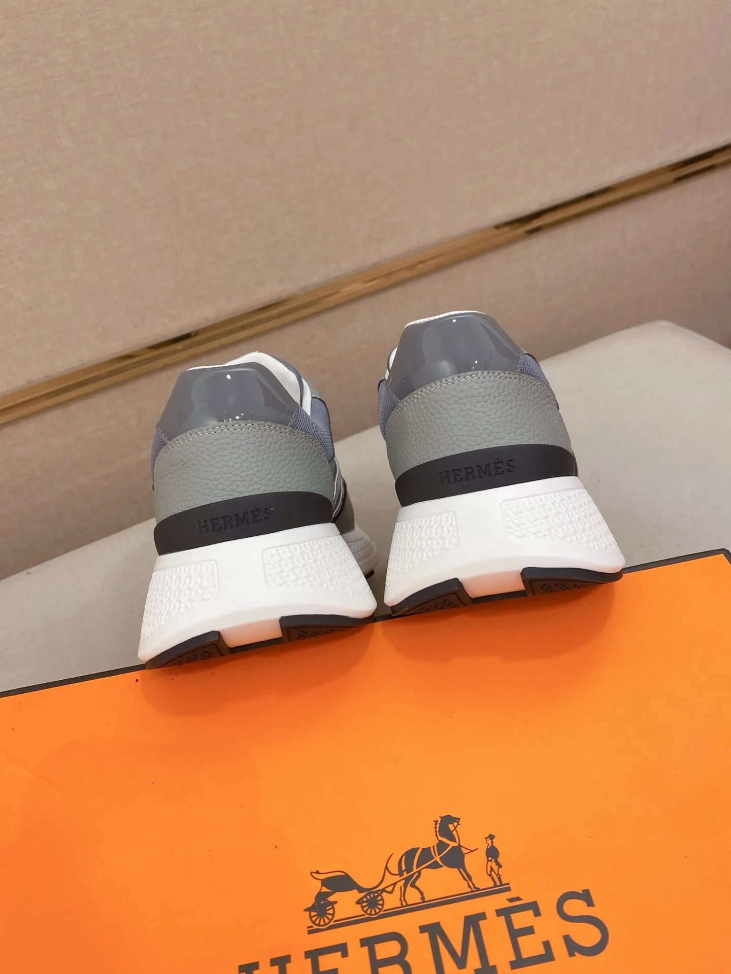 Factory price: 560💰《HERMES》【Classic Original Version】Hermès; Top 🔝 Purchasing Agency 🔍🔍Men's latest 🇺🇸 counters are on sale simultaneously, imported from Italy original ▲▲cowhide ▲▲ (high-end, nobility, class) ) Exquisite workmanship (Italian 🇮🇹 imported water-dyed 🐂 cowhide lining) sole: original sole provided by the original factory, ⚠️exclusive double-layer activity·TPR·rubber·combined molded outsole; super comfortable·wear-resistant·non-slip·environmental protection The real thing is more beautiful if you take the real thing (high quality, follow the order). You can enter and exit the counter at will * Number of yards: 38-44 (45 can be customized and cannot be returned or exchanged)